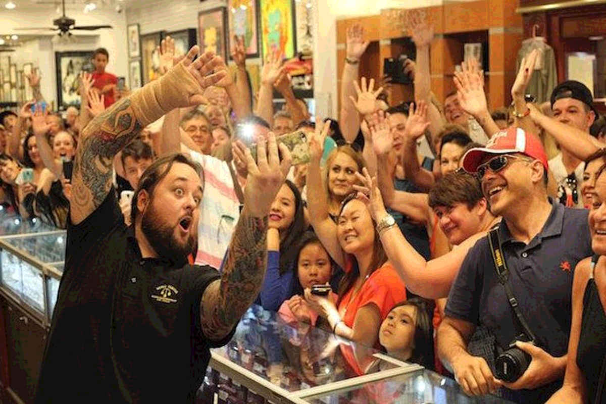 Pawn Stars' own Chumlee takes photo with VIP tourists